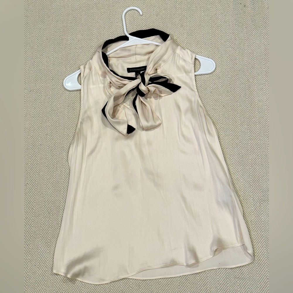 Banana Republic Women’s Sleeveless Blouse- Size Small